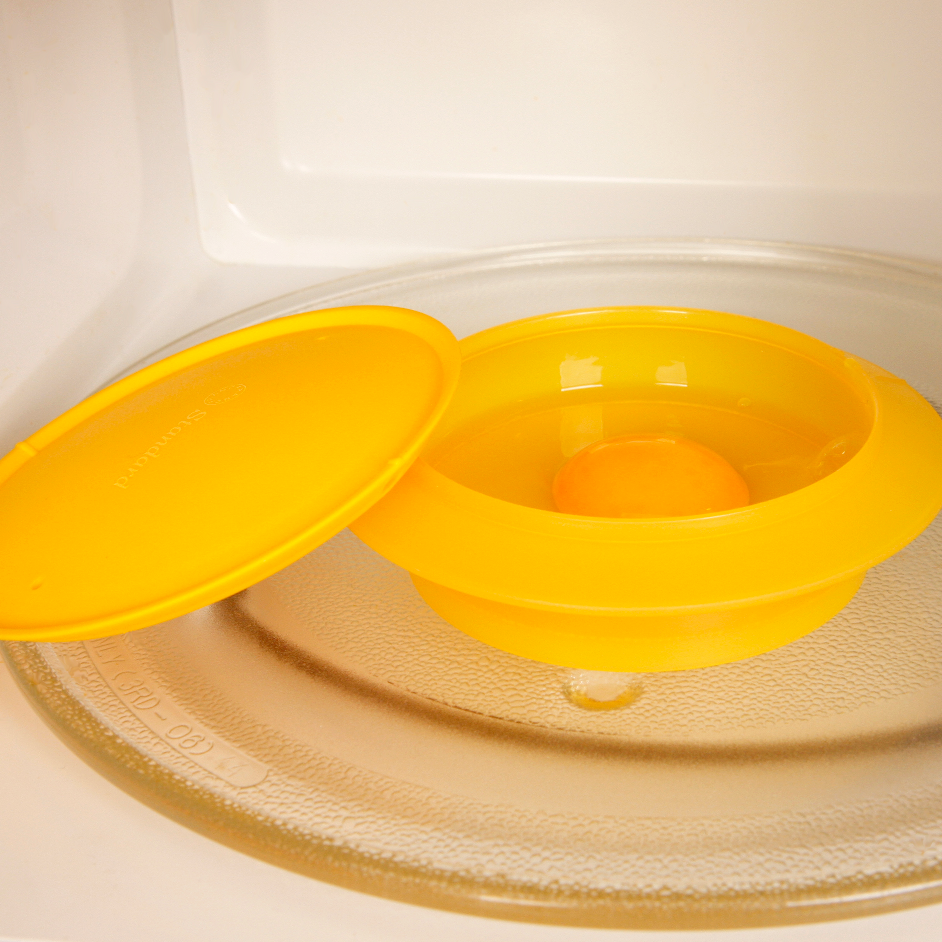 Easy & Go BPA-free Microwaveable Egg Fryer in Yellow